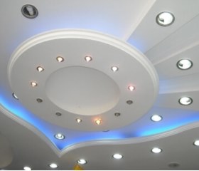 Освещение натяжных потолков светильниками